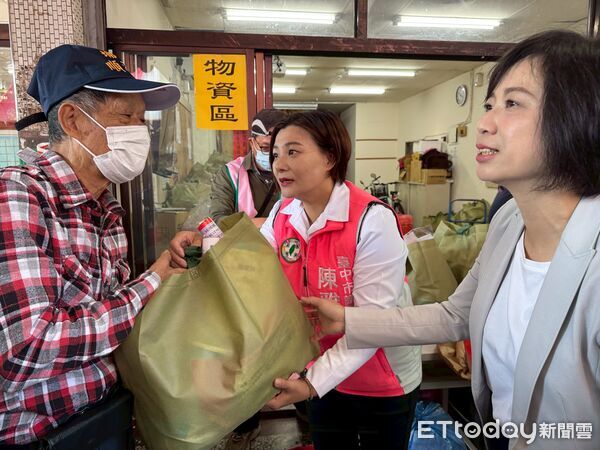 ▲台中市水噹噹關懷協會舉辦寒冬送暖活動，關懷弱勢家庭迎接新年。（圖／記者游瓊華翻攝）