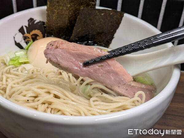 ▲麵魚，滿雞麵。（圖／記者黃士原攝）