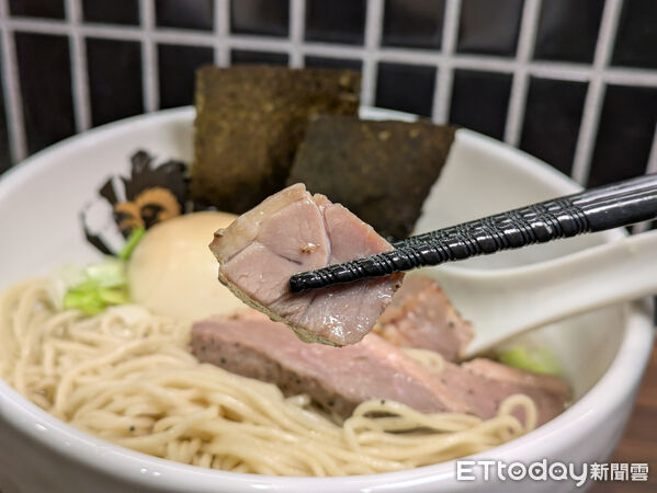 ▲麵魚，滿雞麵。（圖／記者黃士原攝）