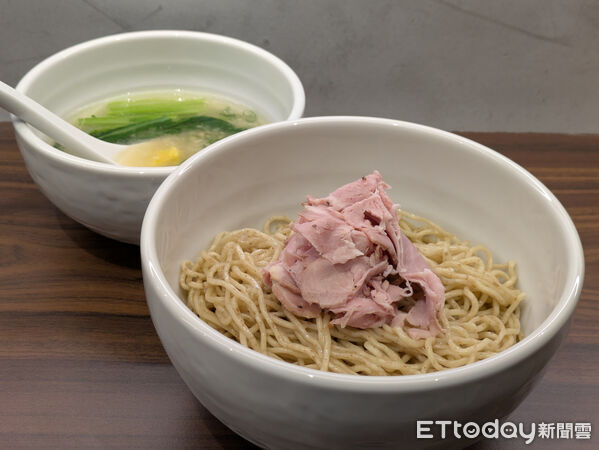 ▲麵魚，滿雞麵。（圖／記者黃士原攝）