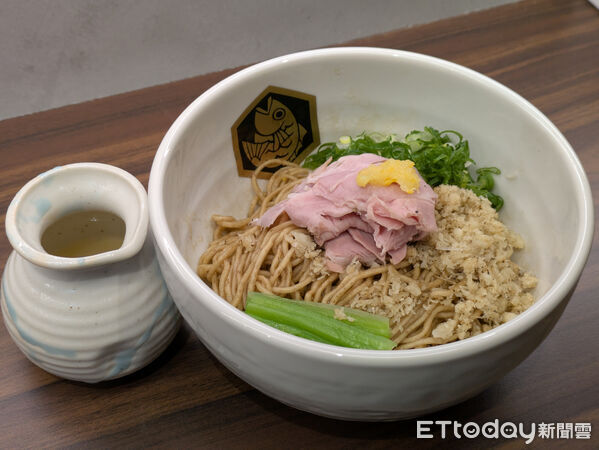 ▲麵魚，滿雞麵。（圖／記者黃士原攝）