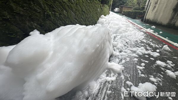 ▲▼       基隆壽山路水溝冒大量白色泡沫 環保局追查汙染源      。（圖／記者郭世賢翻攝）