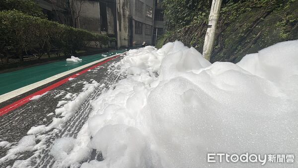 ▲▼       基隆壽山路水溝冒大量白色泡沫 環保局追查汙染源      。（圖／記者郭世賢翻攝）