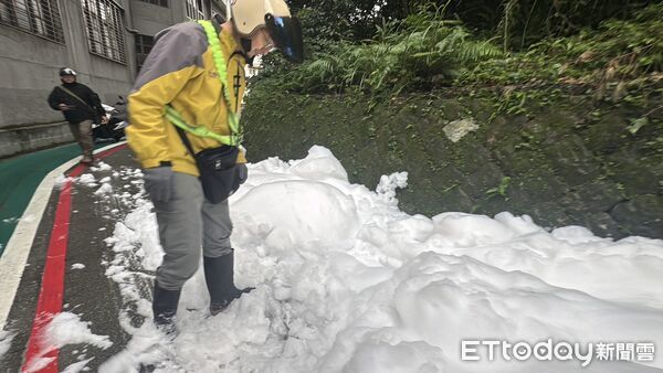 ▲▼       基隆壽山路水溝冒大量白色泡沫 環保局追查汙染源      。（圖／記者郭世賢翻攝）