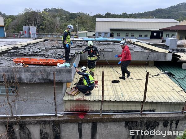 ▲台13線苗栗頭屋鄉中油礦場路段，下午發生機車自撞電桿，2名男子倒臥草叢和懸掛鐵絲網，送醫雙雙宣告不治。（圖／記者楊永盛翻攝）