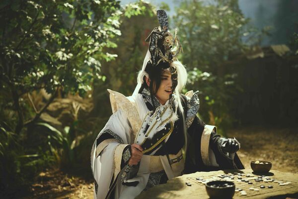 ▲壹壹成員春風，冒著爛臉的風險也要力挺《功夫》，健志、洋蔥也驚喜現身；曾莞婷在《功夫》中飾演王淨媽媽，火辣造型跟朱軒洋有曖昧情愫。（圖／麻吉砥加提供）