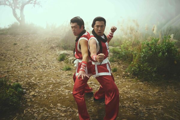 ▲壹壹成員春風，冒著爛臉的風險也要力挺《功夫》，健志、洋蔥也驚喜現身；曾莞婷在《功夫》中飾演王淨媽媽，火辣造型跟朱軒洋有曖昧情愫。（圖／麻吉砥加提供）