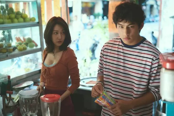 ▲壹壹成員春風，冒著爛臉的風險也要力挺《功夫》，健志、洋蔥也驚喜現身；曾莞婷在《功夫》中飾演王淨媽媽，火辣造型跟朱軒洋有曖昧情愫。（圖／麻吉砥加提供）