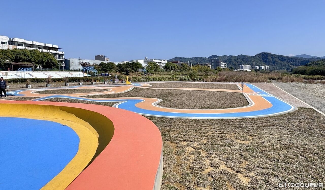 台中人過年遛孩新熱點 大里草湖溪滑步車廣場開放