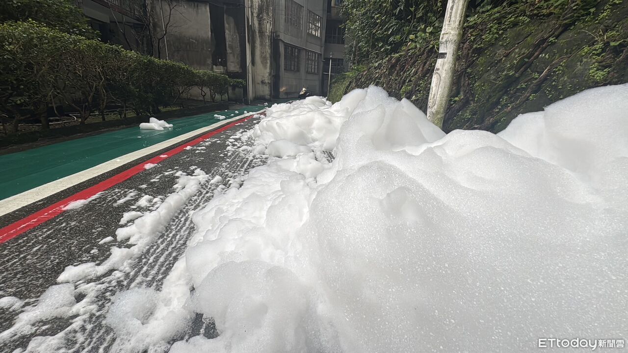 路面一片白!基隆市議會旁水溝冒大量不明泡沫 環保局追來源