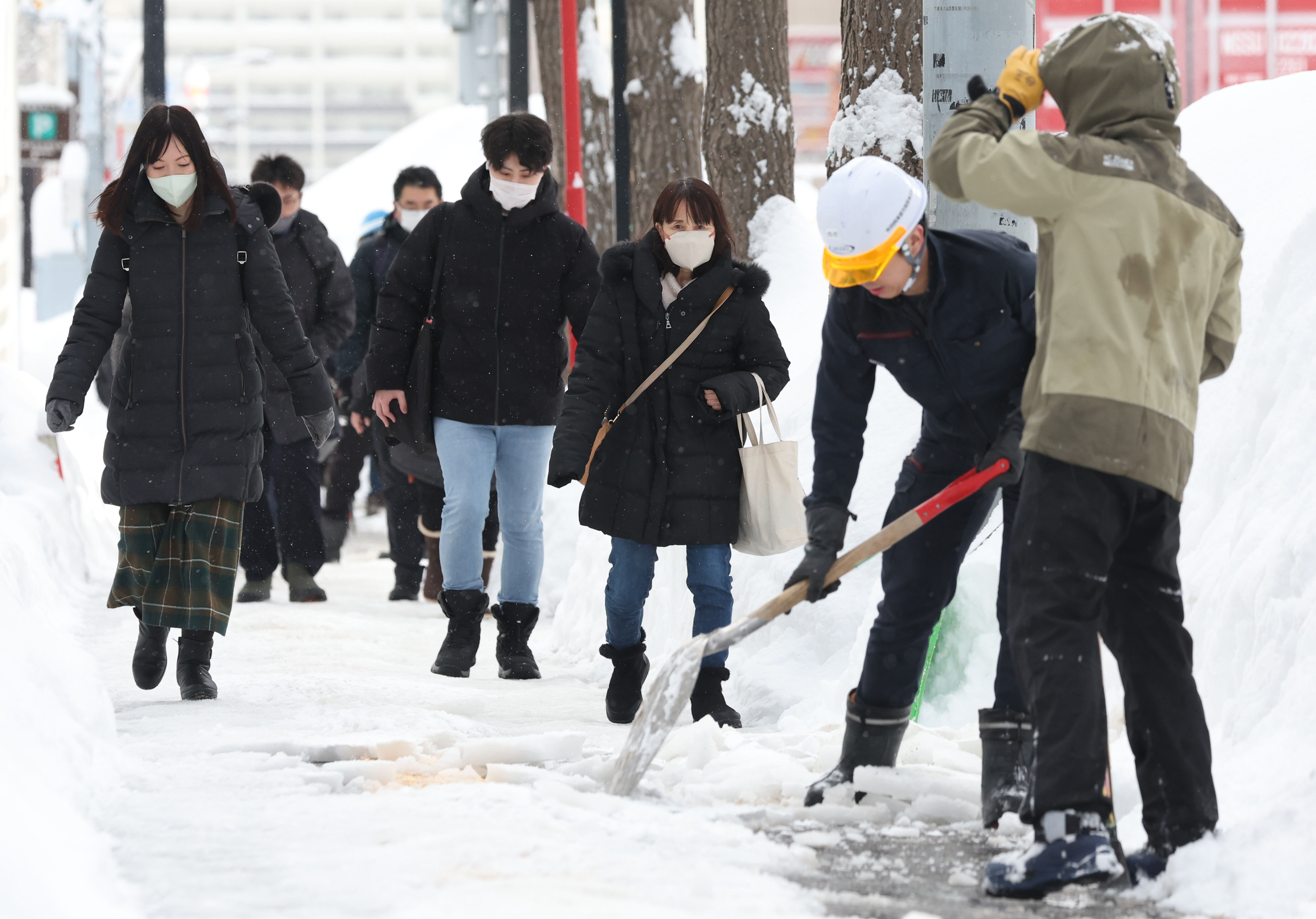 ▲▼日本北海道札幌市降下暴雪，新千歲機場周邊交通網癱瘓，JR北海道決定晚間停駛。（圖／達志影像／美聯社）