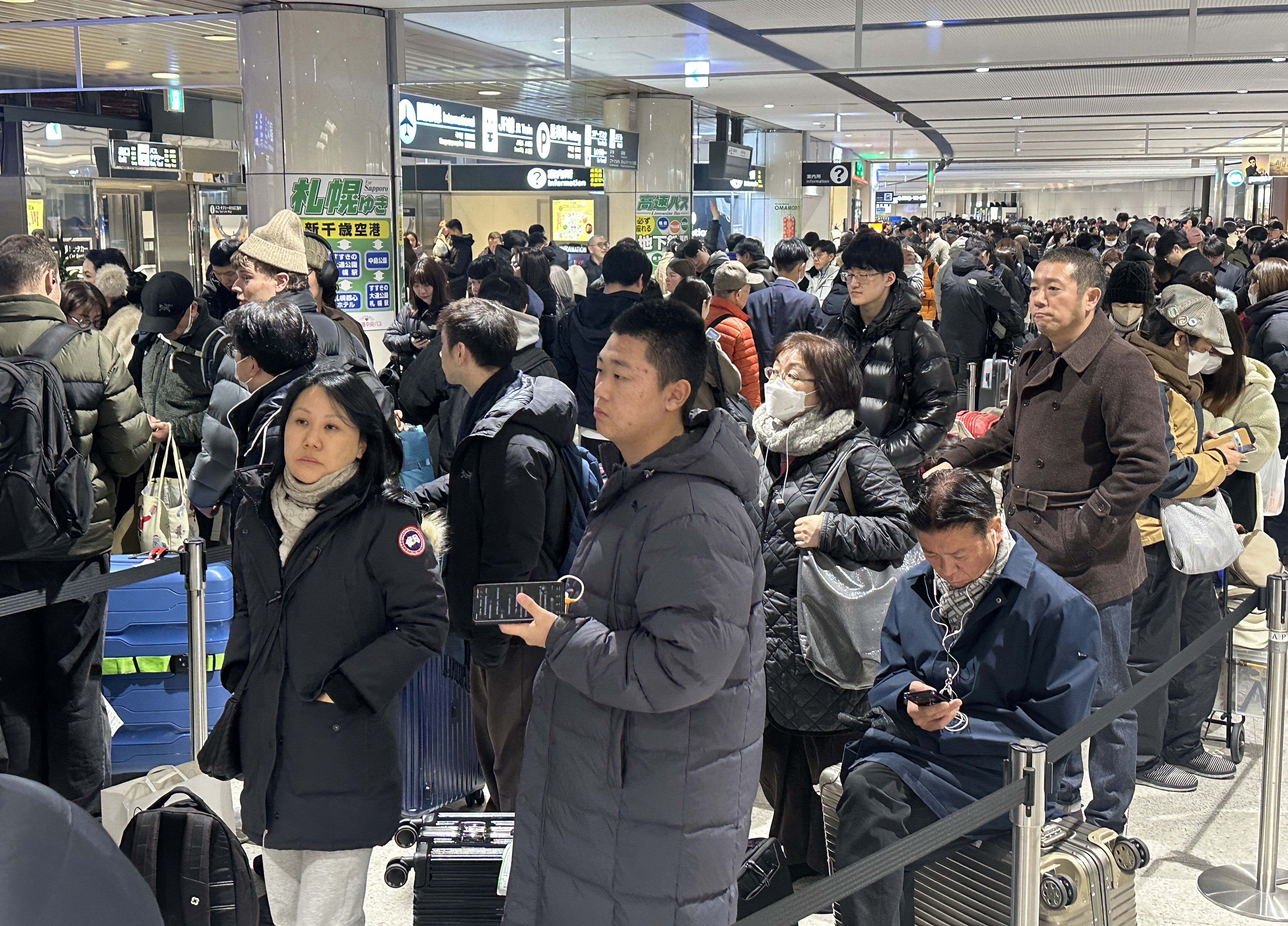 ▲▼日本北海道札幌市降下暴雪，新千歲機場周邊交通網癱瘓，JR北海道決定晚間停駛。（圖／達志影像／美聯社）