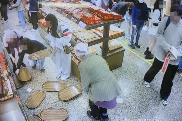 ▲▼顧客使用天殘腳踹盤。（圖／翻攝臉書／佳德鳳梨酥）