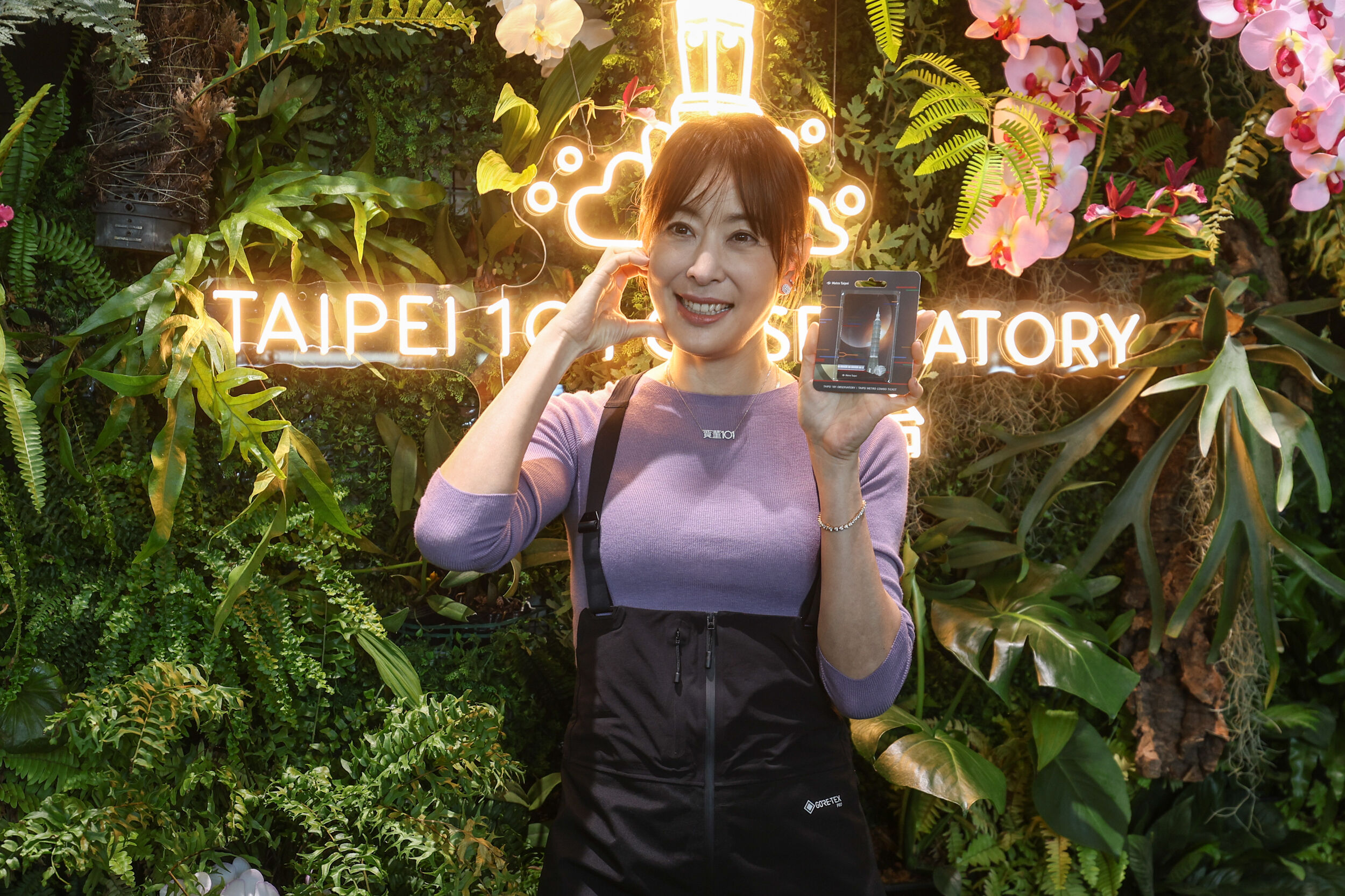 ▲台北101董事長賈永婕導展示最新發行悠遊卡101觀景台套票。（圖／記者林敬旻攝）