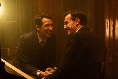 兩大男神合體！保羅麥斯卡、喬許歐康納「噴水調情」　情慾流動一觸即發