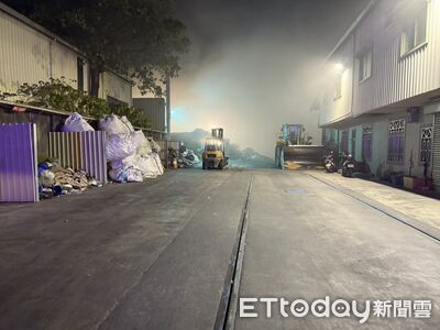 台南仁德資源回收場火警！倉庫紙箱堆狂燒　警消急出動85人搶救