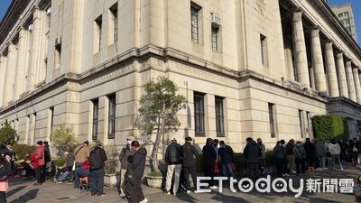 直擊／馬年生肖套幣史上最貴竟瘋搶！09：00開賣　台銀總行現人龍