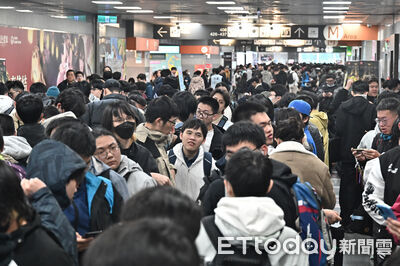 直擊/2026電玩展人潮再爆!粉絲頂冷風「搶色氣周邊」開場就狂衝