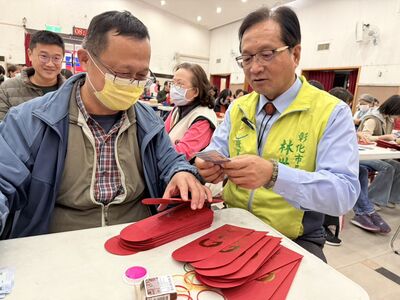 彰化市發1.9億敬老金！200人化身「人肉點鈔機」　數到手軟