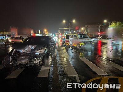 宜蘭救護車鳴笛閃燈仍挨撞！黑車路口沒在讓...撞擊釀4傷畫面曝