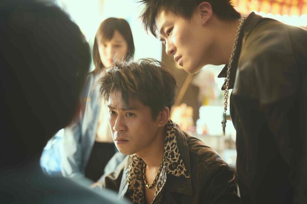 ▲壹壹成員春風，冒著爛臉的風險也要力挺《功夫》，健志、洋蔥也驚喜現身；曾莞婷在《功夫》中飾演王淨媽媽，火辣造型跟朱軒洋有曖昧情愫。（圖／麻吉砥加提供）