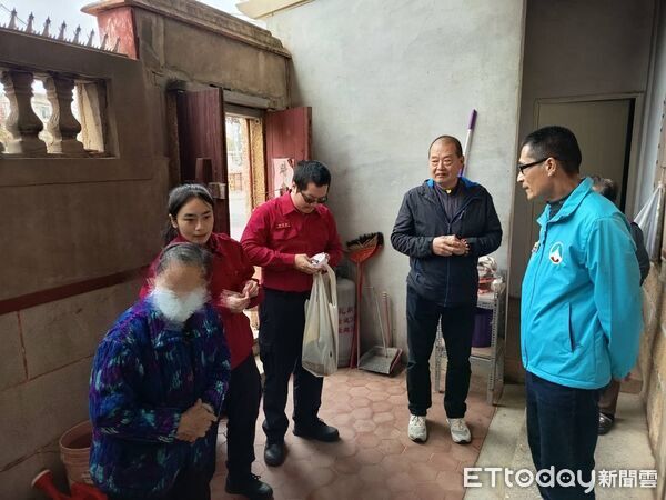 ▲▼金門志工團深入社區為身障家庭安裝住警器。（圖／金門縣消防局提供）