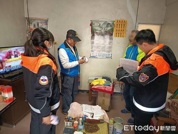 ▲▼金門志工團深入社區為身障家庭安裝住警器。（圖／金門縣消防局提供）