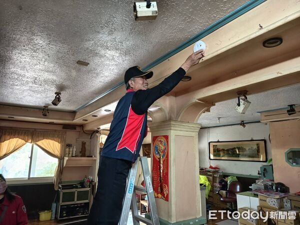 ▲▼金門志工團深入社區為身障家庭安裝住警器。（圖／金門縣消防局提供）