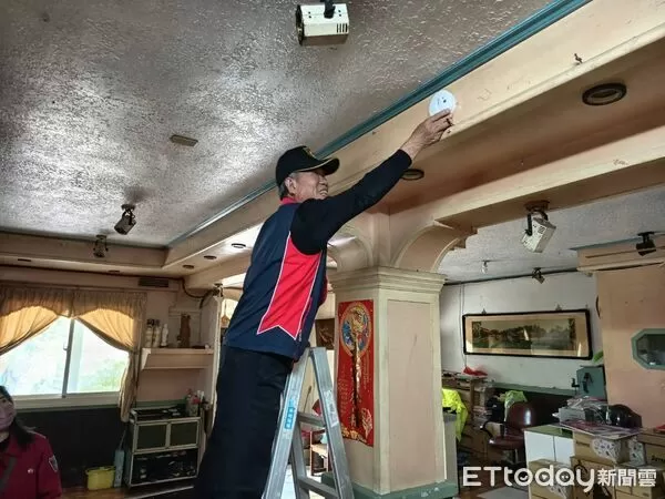 ▲▼金門志工團深入社區為身障家庭安裝住警器。（圖／金門縣消防局提供）