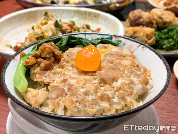 ▲如嫦 卜卜蜆．港式雞煲。（圖／記者黃士原攝）