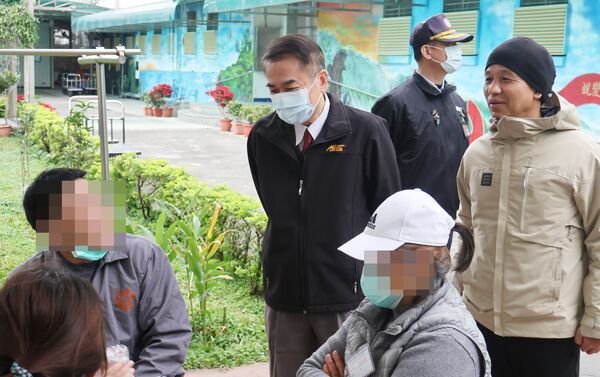 ▲桃園今明兩天舉辦春節面對面懇親活動，典獄長高千雲慰問收容與家屬。（圖／桃園監獄提供）