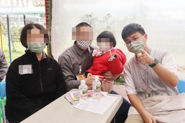 ▲桃園今明兩天舉辦春節面對面懇親活動，收容人阿助開心地與女兒、外婆與社工合影。（圖／桃園監獄提供）