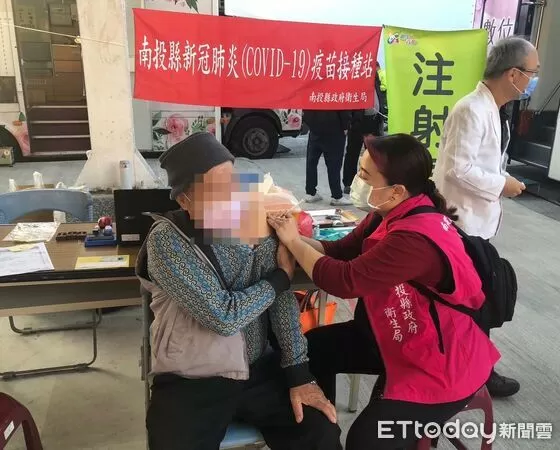 ▲長者接種新冠肺炎疫苗。（圖／南投縣衛生局提供，下同）