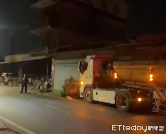 ▲高雄一輛砂石車不明原因自撞電線桿，再衝進民宅鐵門。（圖／民眾提供）