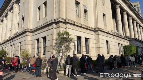 ▲央行丙午馬年套幣臨櫃銷售起跑，台銀總行大排長龍。（圖／記者陳瑩欣攝）