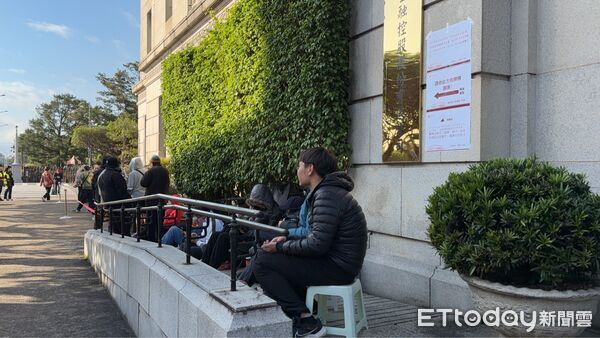 ▲台銀總行排馬年生肖套幣人潮。（圖／記者陳瑩欣攝）