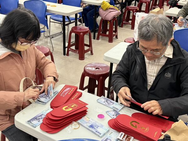 ▲彰化市公所發放1.9億元敬老禮金，出動200人次點鈔。（圖／記者唐詠絮翻攝）