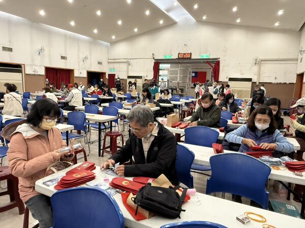 ▲彰化市公所發放1.9億元敬老禮金，出動200人次點鈔。（圖／記者唐詠絮翻攝）