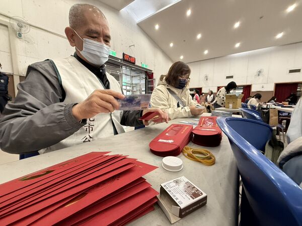 ▲彰化市公所發放1.9億元敬老禮金，出動200人次點鈔。（圖／記者唐詠絮翻攝）