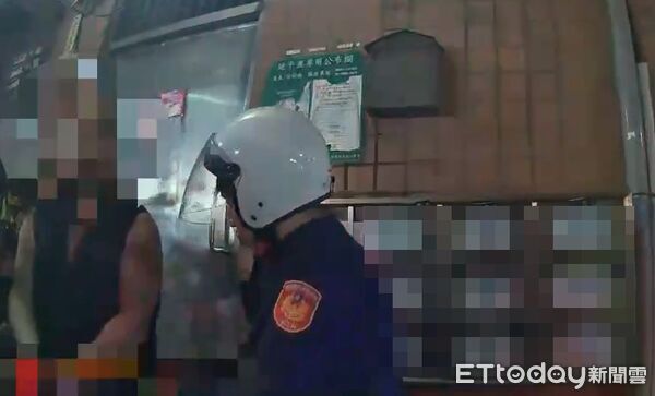 ▲▼林男被員警壓制逮捕帶回偵訊，案發現場血跡斑斑，林男持榔頭及鋸子追打妻子及2名女兒             。（圖／記者陳以昇翻攝）