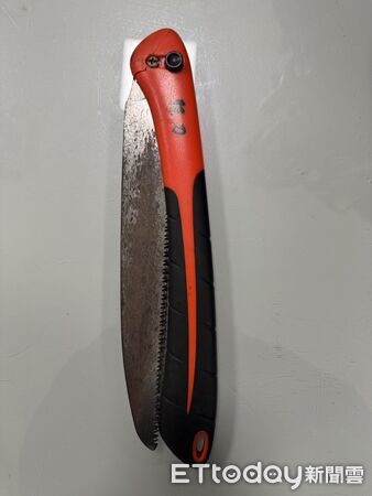 ▲▼林男被員警壓制逮捕帶回偵訊，案發現場血跡斑斑，林男持榔頭及鋸子追打妻子及2名女兒             。（圖／記者陳以昇翻攝）