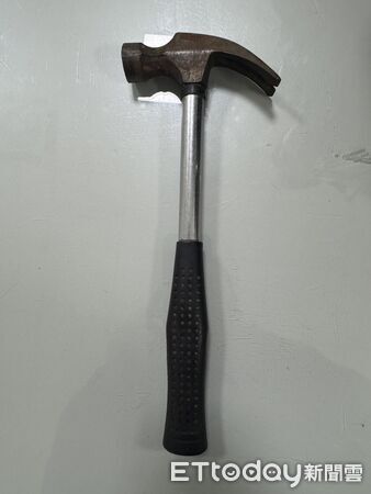 ▲▼林男被員警壓制逮捕帶回偵訊，案發現場血跡斑斑，林男持榔頭及鋸子追打妻子及2名女兒             。（圖／記者陳以昇翻攝）