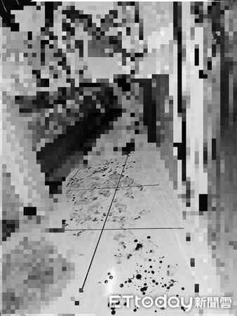 ▲▼林男被員警壓制逮捕帶回偵訊，案發現場血跡斑斑，林男持榔頭及鋸子追打妻子及2名女兒             。（圖／記者陳以昇翻攝）