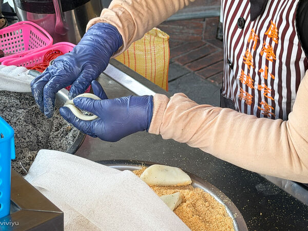 ▲▼鹿港阿婆現包現賣古早味麻糬。（圖／部落客viviyu提供）