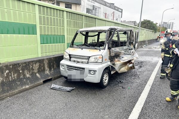 ▲國道一號中壢段小貨車昨天下午發生火燒車事故，警消到場灌救。（圖／國道一隊提供）
