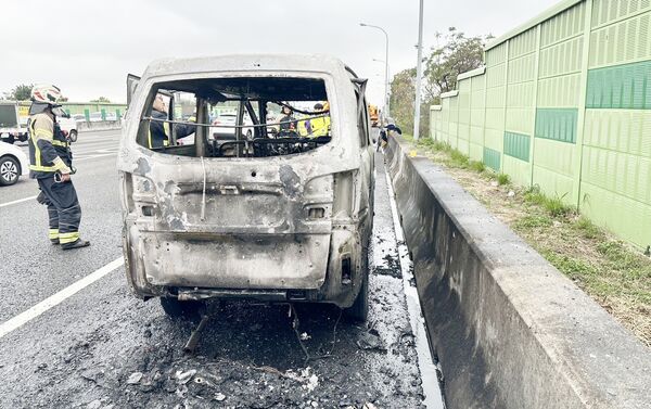 ▲國道一號中壢段小貨車昨天下午發生火燒車事故，警消迅速撲滅火勢，但小貨車已燒成廢鐵。（圖／國道一隊提供）