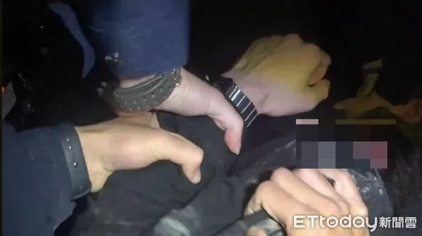 ▲▼ 醉鬧六合夜市！外籍男「坐壞椅還砸攤」囂張嗆聲　遭警帶回慘狀曝。（圖／記者賴文萱翻攝）