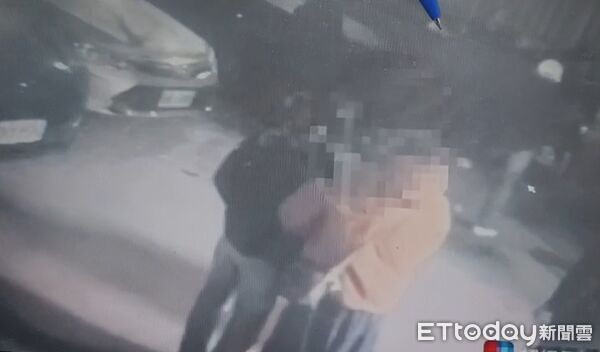 ▲段男在苗栗KTV持摺疊刀揮舞，造成1死3傷。（圖／記者楊永盛翻攝）