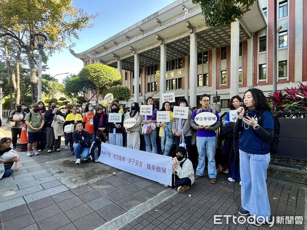 ▲▼宜蘭人文國中小師生與家長，指控宜蘭縣府以改善行政為由造成學校混亂，今天到教育部陳情，並提出中央立法補強等三大訴求。（圖／記者許敏溶攝）