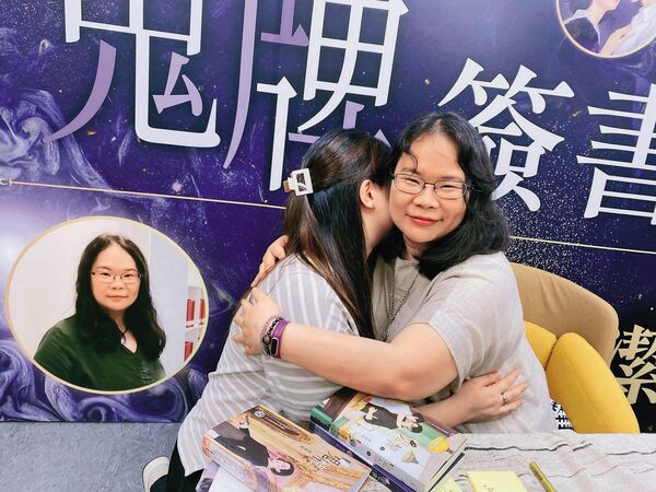 黑潔明（右）出道27年，去年《鬼牌》出版，第一次在台北與高雄辦簽書會。（春光出版社提供）